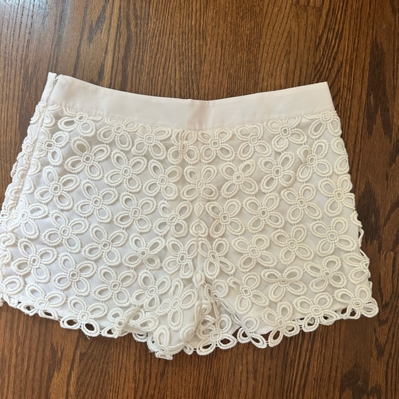 Adorable Club Monaco Floral Appliqué shorts - Picture 1 of 4